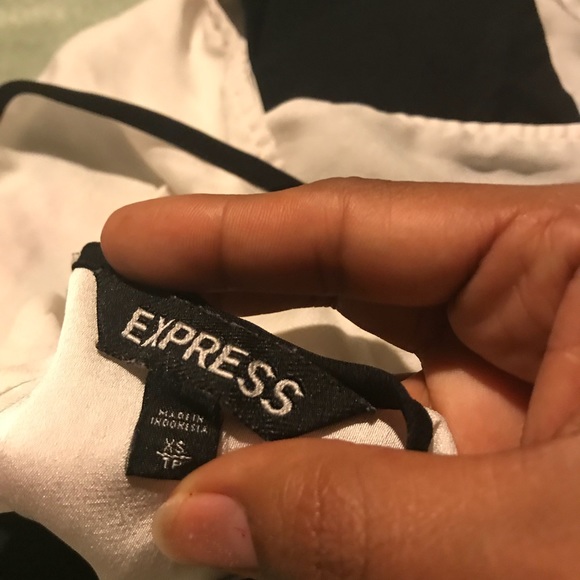 Blouse Express - Picture 2 of 4